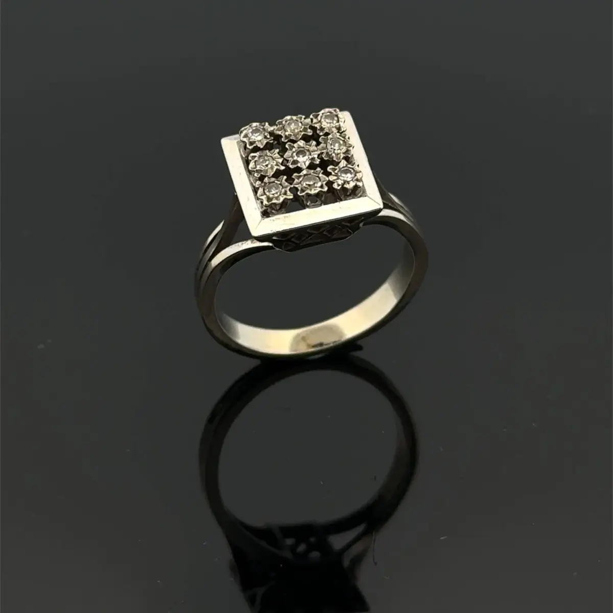 Square white gold (750) ring set with nine white stones. Mad - Lot 180