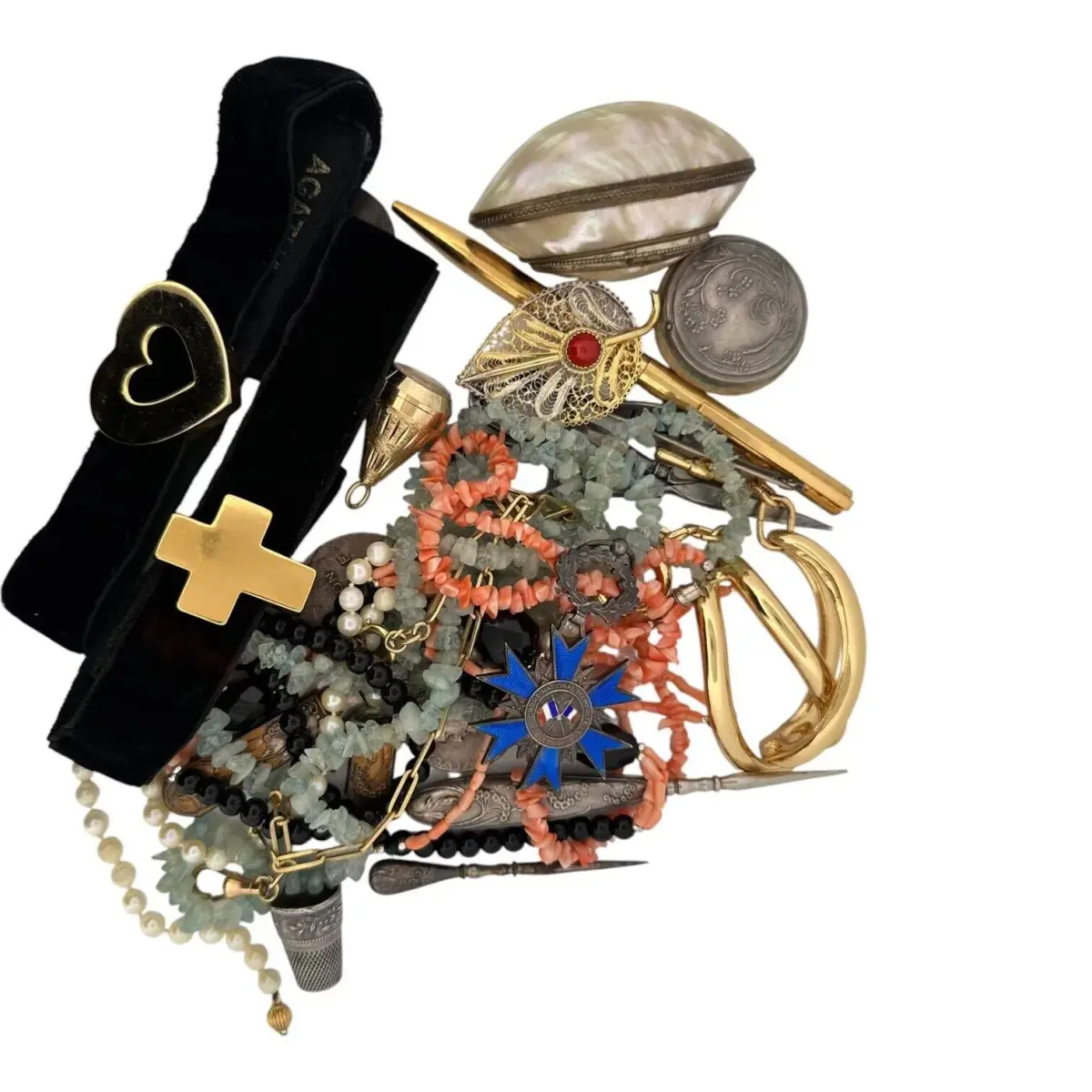 A drawer full of costume jewelry (AGATHA, etc.), a pair of s - Lot 91