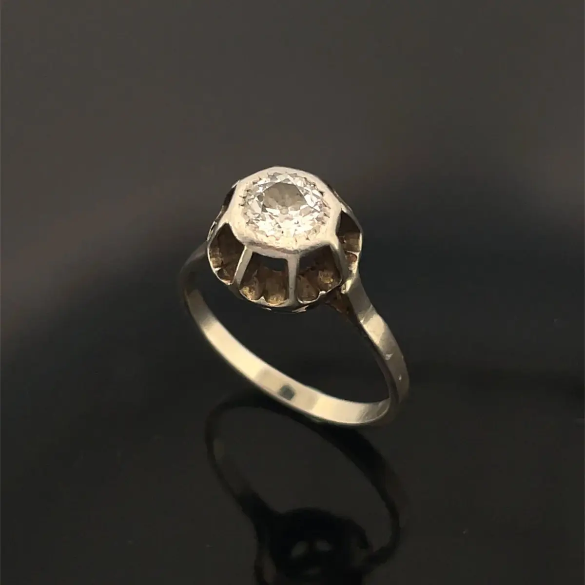 White gold (750) solitaire ring set with an old-cut diamond - Lot 176