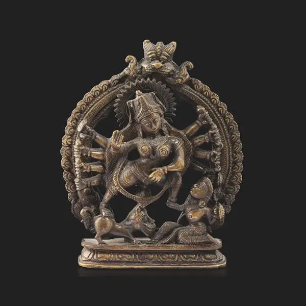 Figura di divinitÃ danzante in bronzo seduta su fiore di loto entro