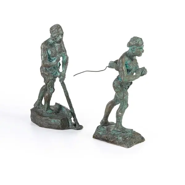Coppia di figure in bronzo, di cui una firmata Tiozzo