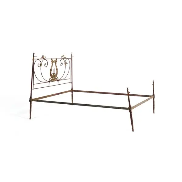 Letto in ferro battuto parzialmente dorato. XIX secolo