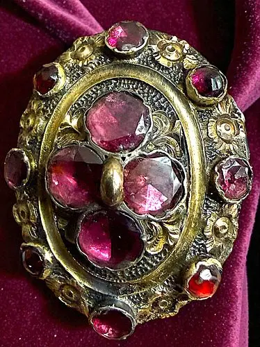 A DIVISION ONE GEMSTONE IN SILVER BUTTON