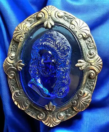 A DIVISION THREE GLASS IN METAL PICTORIAL BUTTON