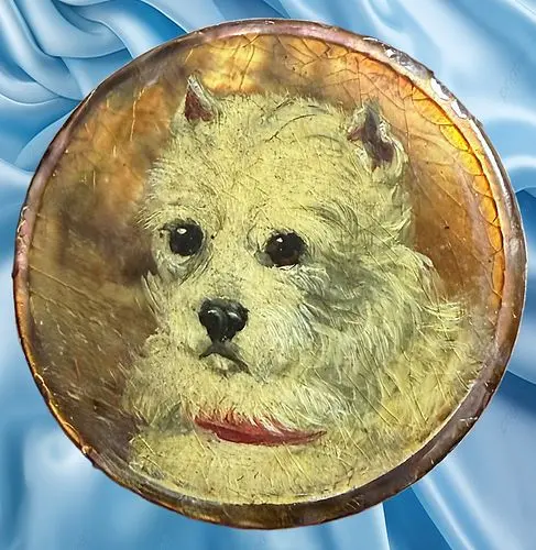 A VERY RARE VERNIS MARTIN SPORTING BUTTON