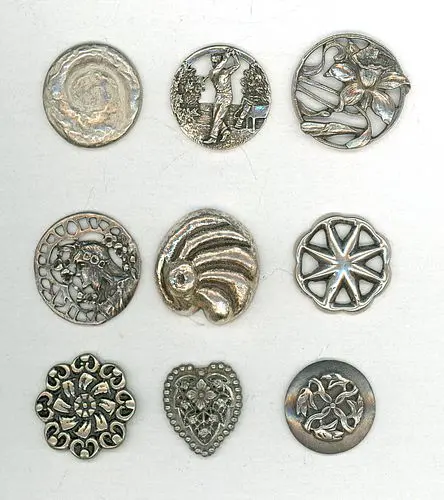 A SMALL CARD OF DIVISION 1 & 3 SILVER BUTTONS