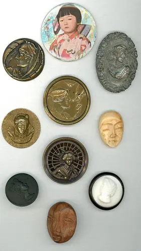A SMALL CARD OF DIVISION 1 & 3 FEMALE HEAD BUTTONS