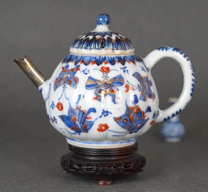 Kangxi (1662-1722) - Teapot - Ten Moths Amidst Insects