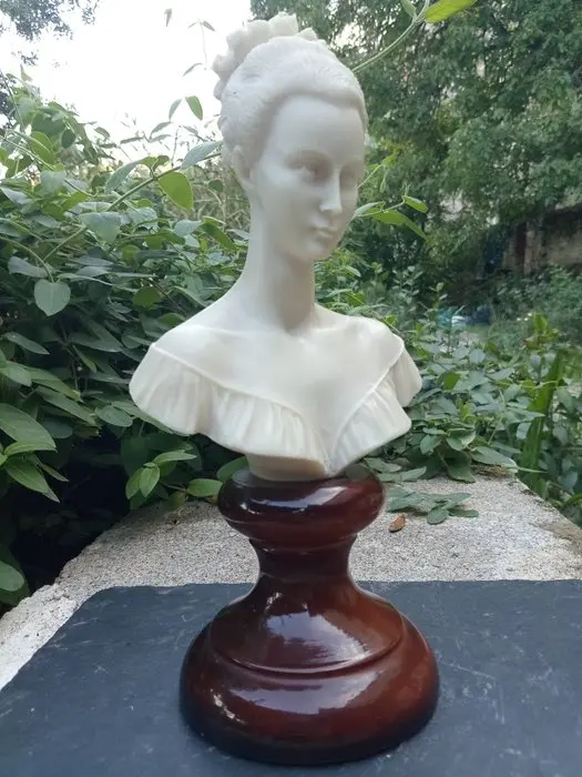 Bust, Manon Lescaut (1731) - 25 cm - Alabaster