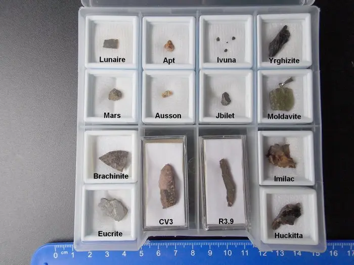 Set of 14 rare meteorites Miscellaneous - Height: 13 cm...