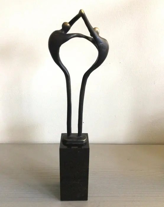 Corry Ammerlaan - Sculpture, “ Van mens tot mens “ - 23 cm - patinated bronze