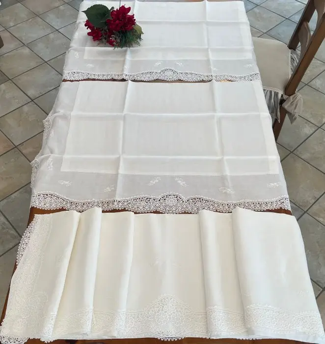 ricami fatti a mano impreziosito lungo la balza da pizzo...