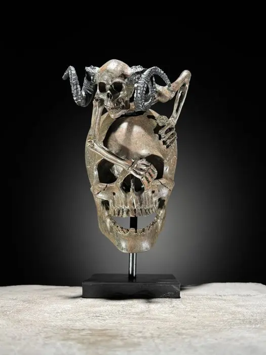 Statue, NO RESERVE PRICE - Human Skull Devil Skeleton on...