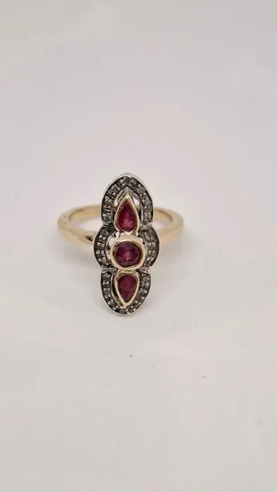 Ring - 12 kt. Yellow gold Ruby - Diamond