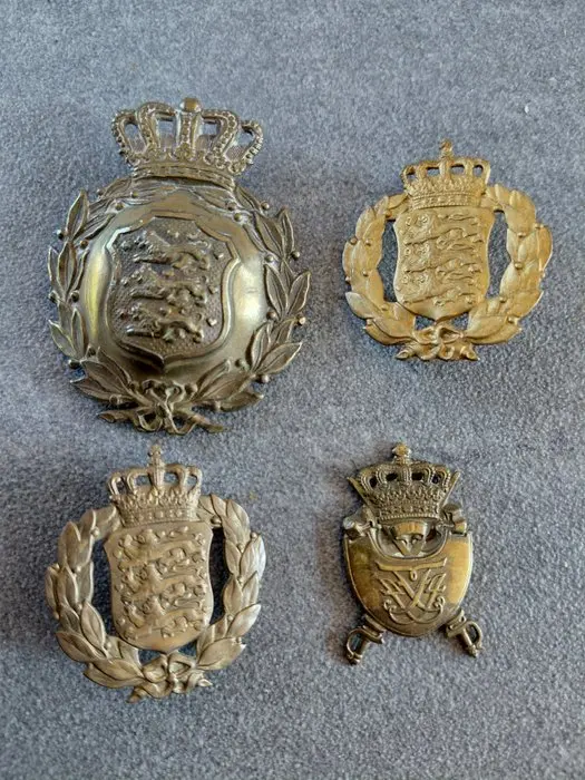 Denmark - Military uniform - Danesi cap badges