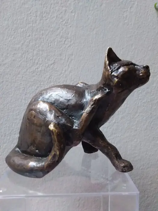 Sculpture, Cat scratching - 11 cm - Cold painted bronze