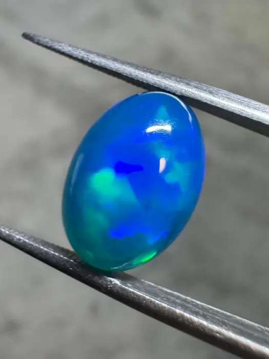 Blue opal cabochon from Ethiopia - 3.09 carats Oval cabochon- 0.62 g