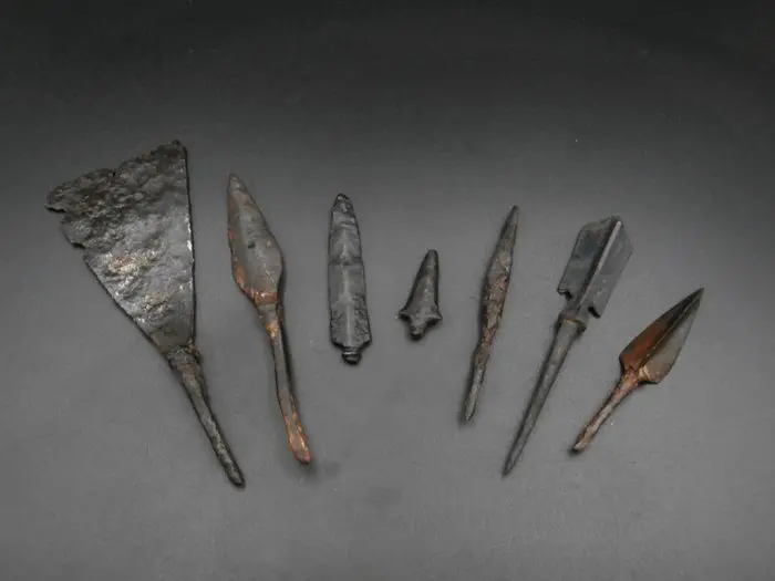 Medieval period: Nice lot of 7 different iron arrowheads. (No reserve price)