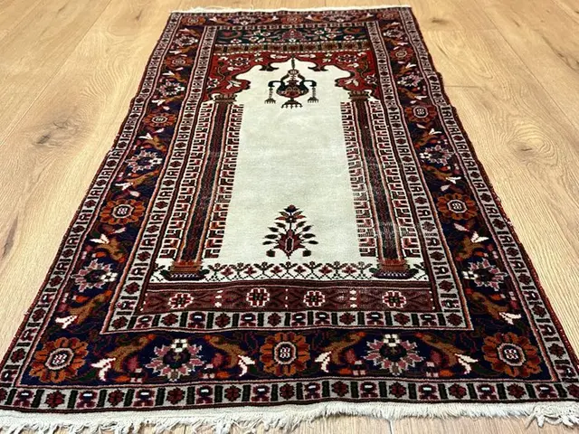 Hand-knotted Baluchi prayer rug – fine mihrab pattern...