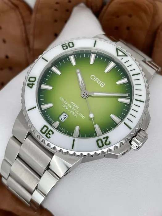Oris - Aquis Date Taste of Summer Automatic - 01 733 7787...