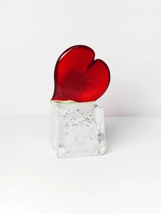 Sculpture, Cuore su base in vetro pulegoso - 9 cm - Murano glass