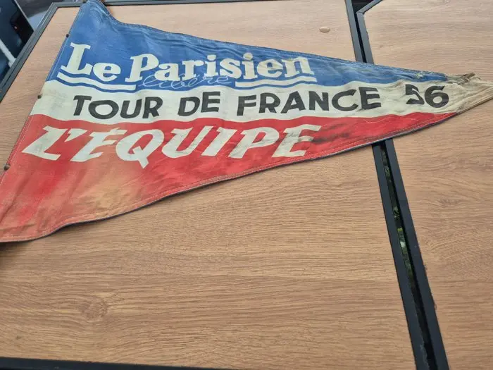 Flag - Le Parisien TOUR DE FRANCE 56 L'EQUIPE - France