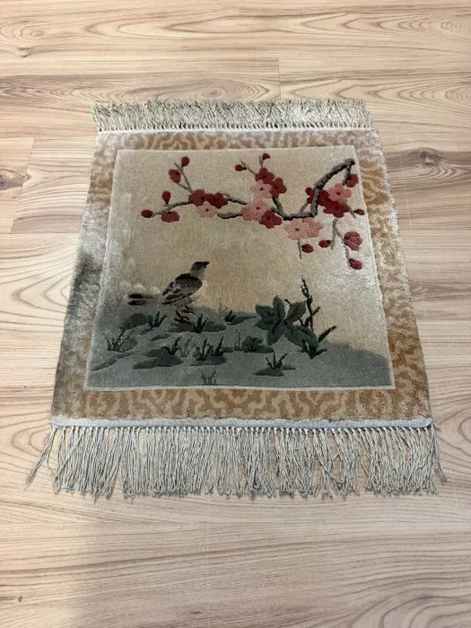 China - Rug - 0.64 m - 0.46 m - Pure silk floral scene!