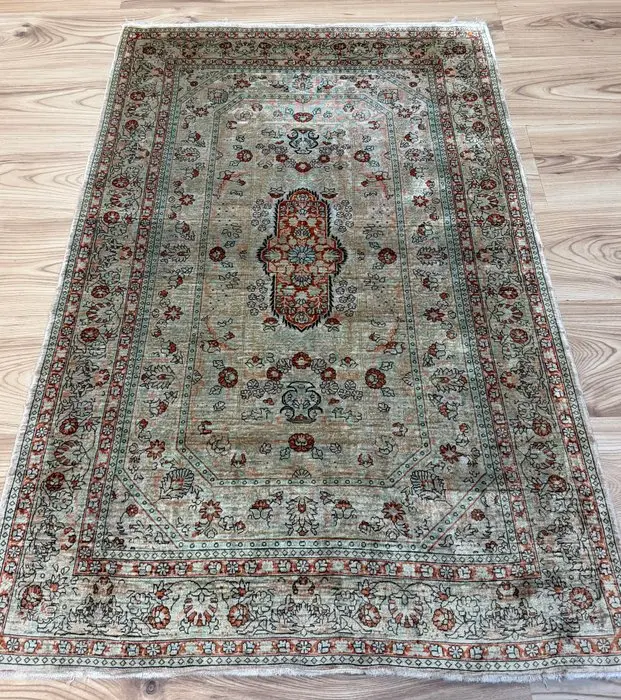 Hereke - Rug - 1.22 m - 0.76 m - Pure silk floral motif!