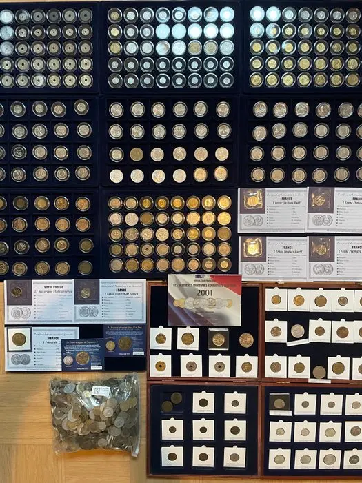 France. Lot de 320 monnaies Françaises dont 12 Argent et 5 kgs de vrac