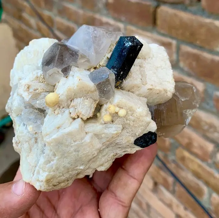 Tourmaline Specimen - Height: 118 mm - Width: 104 mm - 859 g - (1)