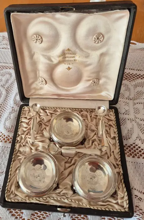Hauptmann - Salt and pepper shakers - .800 silver - Antique Salieren