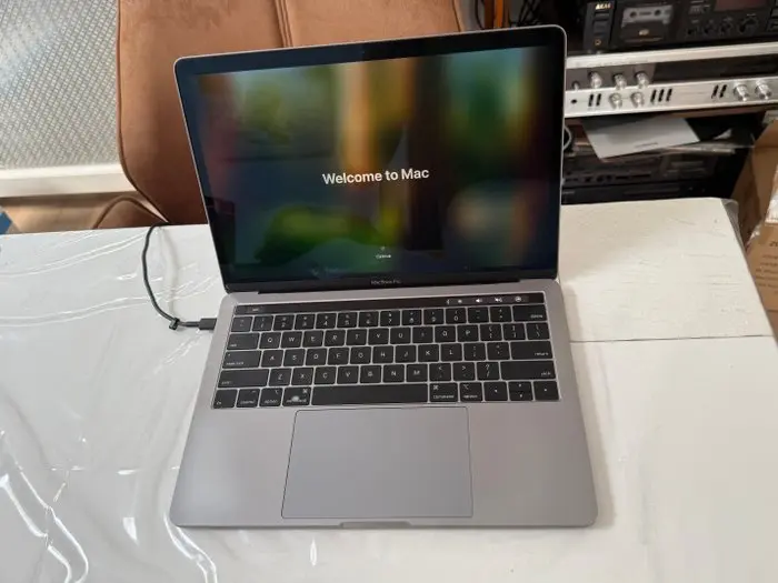 Apple MacBook Pro 13", QuadCore i5, 16GB RAM, 251GB NVMe - Laptop (1)