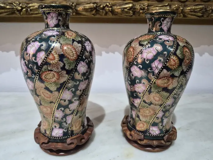 Pair of Showa vases - Porcelain - Japan - Shōwa period (1926-1989)
