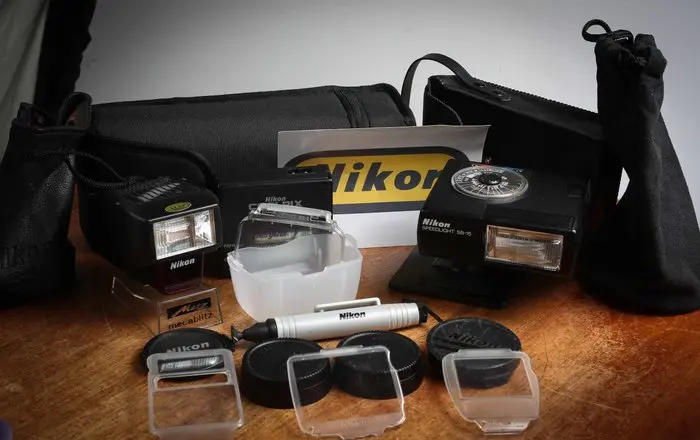 Nikon Speedlight SB-15; Speedlight SB-23; MH-71; SS-900...
