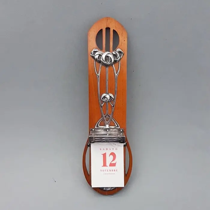 Sculpture, Kalender met zilveren ornamenten. - 21.5 cm - .800 silver, Ivory