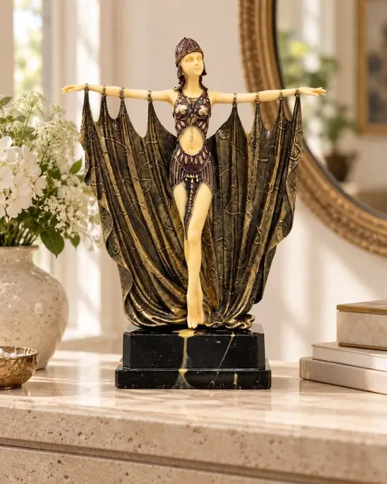 Statue, Art Deco stijl danseres met uitwaaierende cape –...