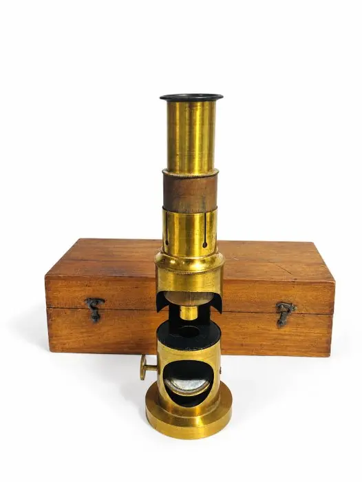 Microscope - optique de laboratoire