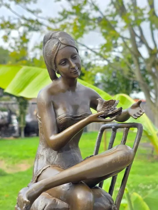 Statue, Bronze: Lady with Bird - 43 cm - Bronze