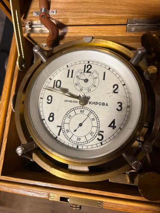 Aviation astronomical chronometer with a two-day power...