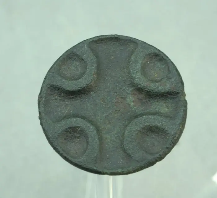 Early Medieval, Carolingian Bronze disc brooch with cross motif - 20 mm