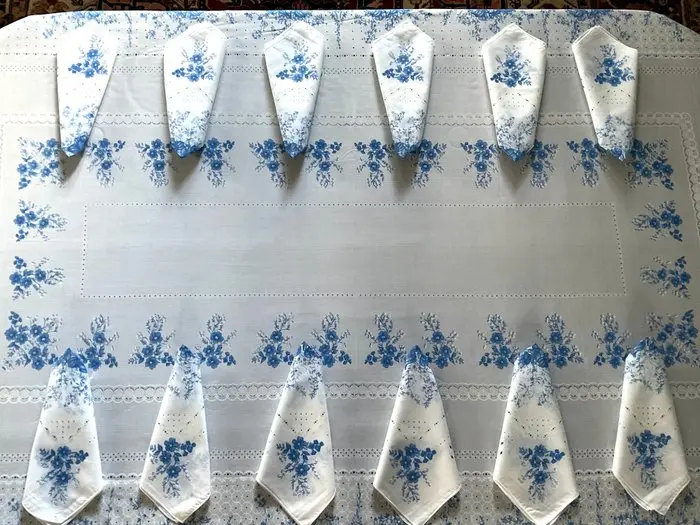 Mid XXth Century cotton voile table linen with 12...