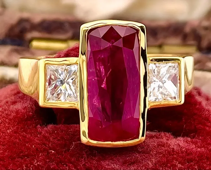 Ring - 18 kt. Yellow gold Ruby - Diamond