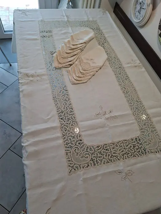 Tablecloth - 250 cm - 170 cm - With 12 napkins