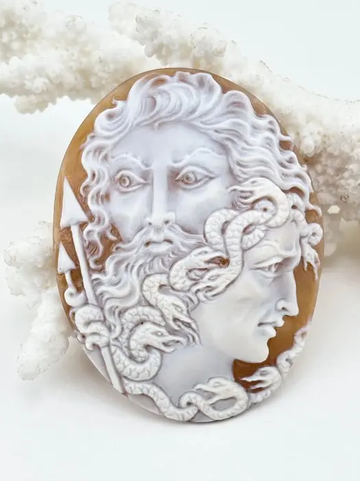 Cassis madagascariensis - Cameo - Hand-carved cameo