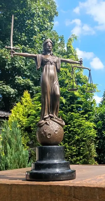 Statue, Justitia godin van gerechtigheid - 46 cm - bronze marble