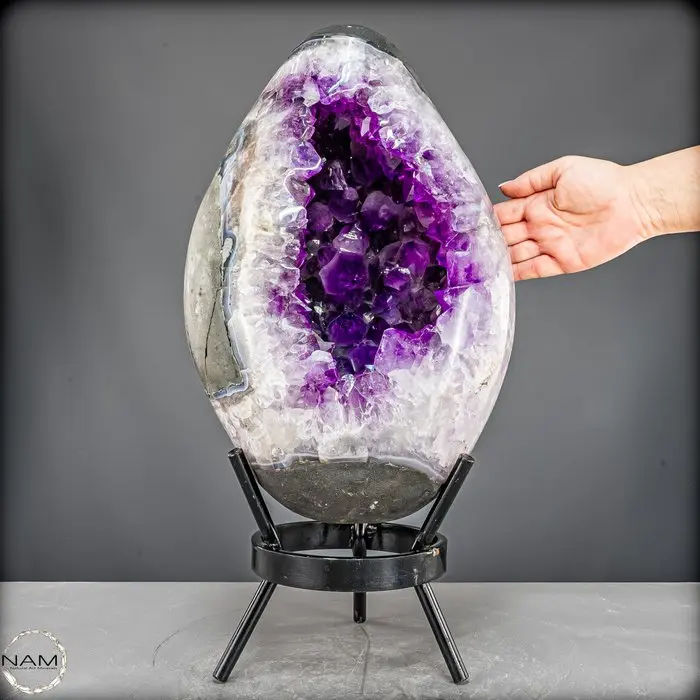 Amethyst agate egg with calcite crystals – impressive druzy on a stand