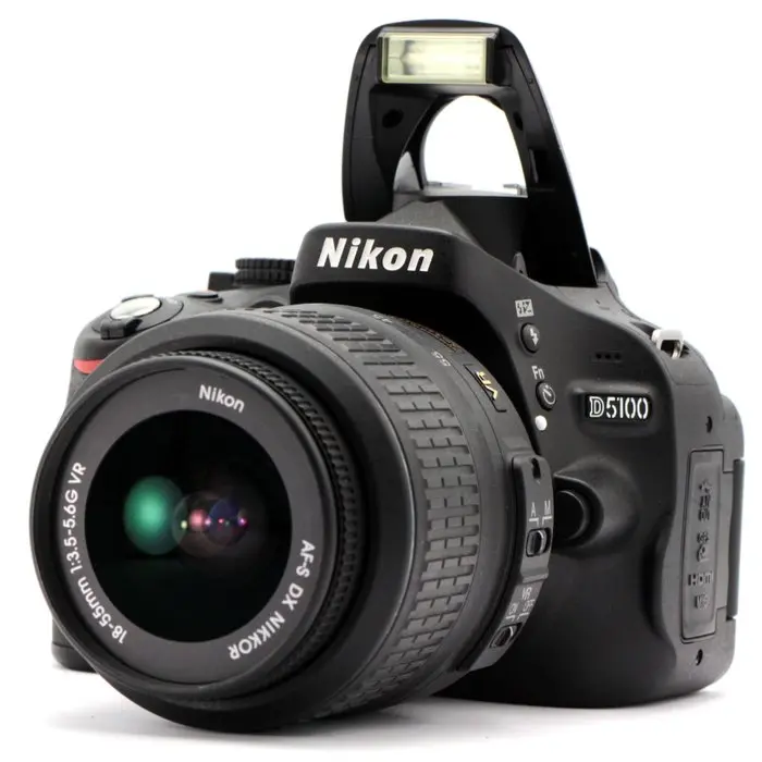 Nikon D5100 + AF-S 18-55mm f/3.5-5.6G VR met slechts...