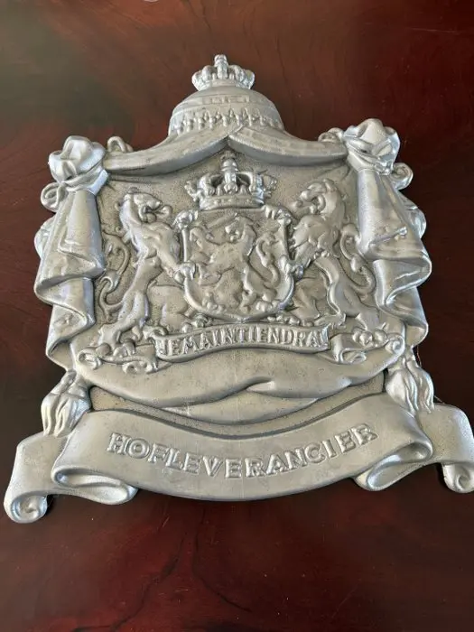 Aluminium court-supplier relief plaque with the Dutch...