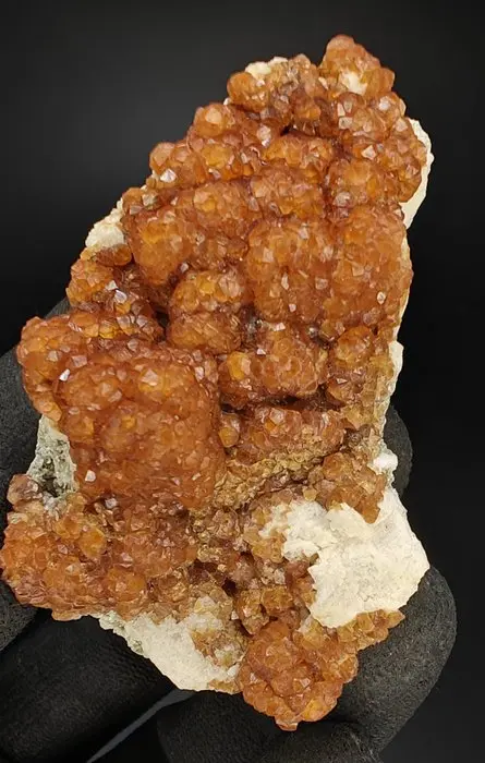 Spessartine Crystals on matrix - Height: 6 cm - Width: 4 cm- 72 g