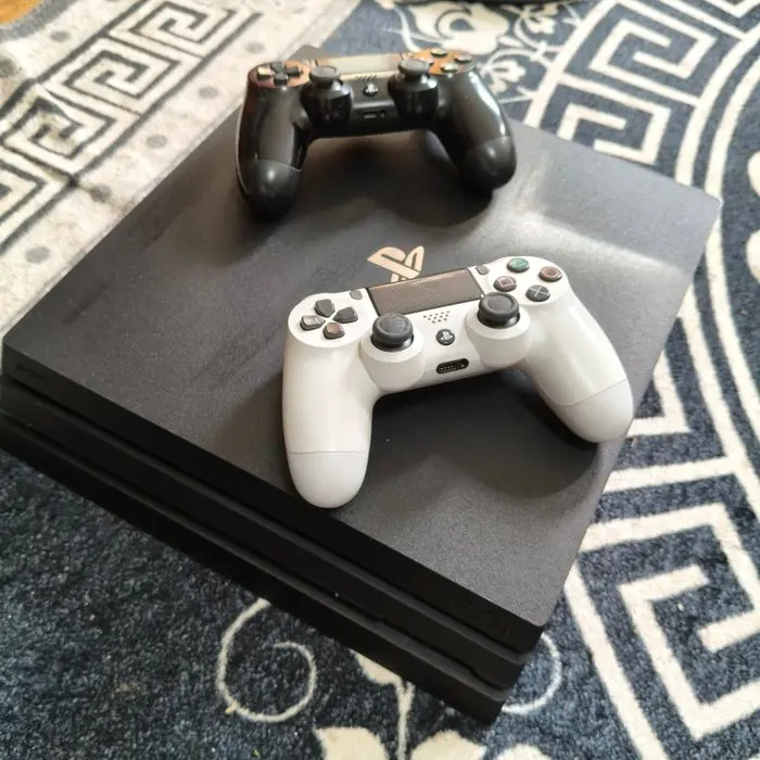 Sony - Playstation 4 Pro - Video game console + games